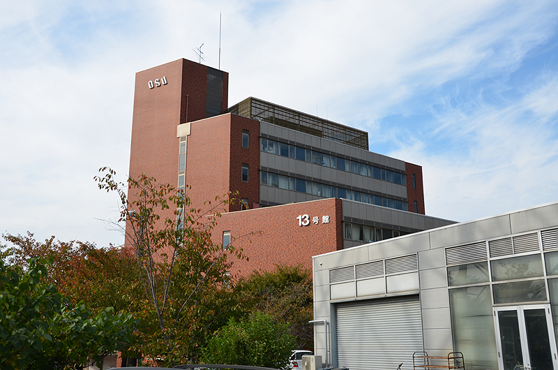 Q棟側から13号館